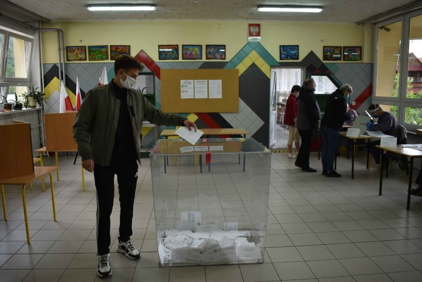 Wybory w Zakopanem. Przed lokalami ustawiały się długie kolejki 