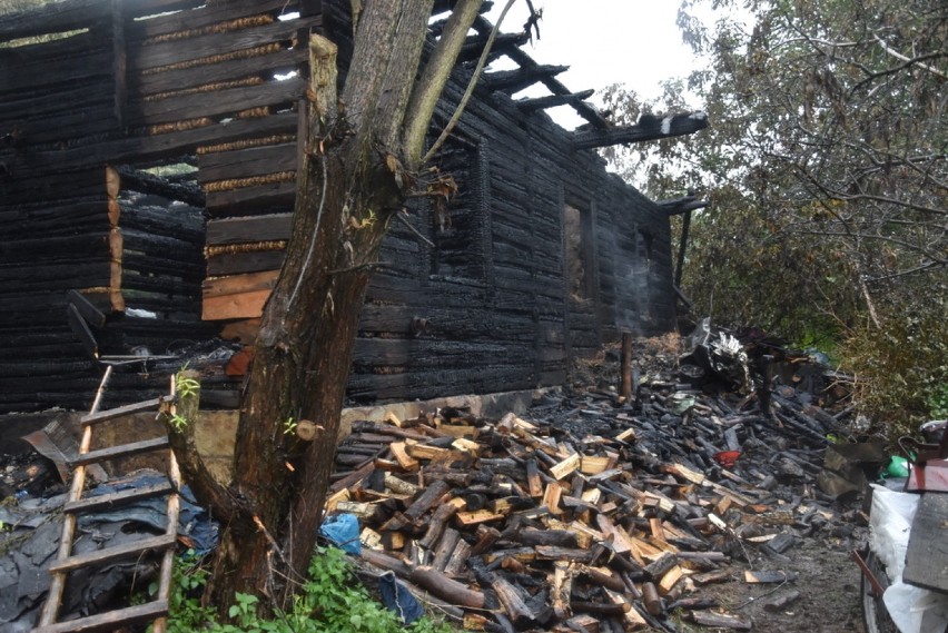 Pożar wybuchł w nocy i doszczętnie strawił drewniany dom, w...