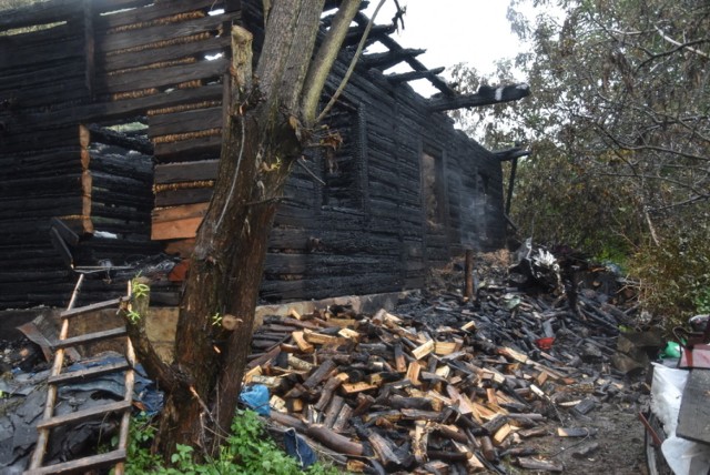 Pożar wybuchł w nocy i doszczętnie strawił drewniany dom, w którym mieszkała rodzina z Borowej