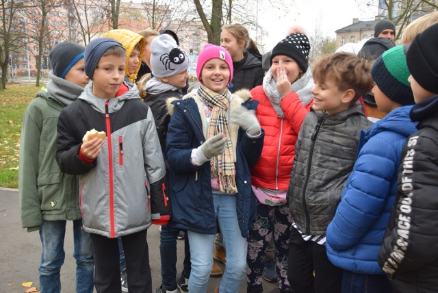 Uczniowie posadzili kwiaty w kolorze bursztynu przy Galerii Amber