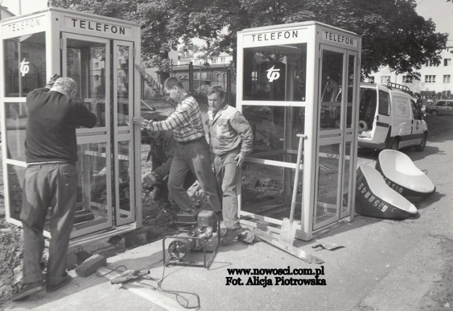 Później automaty na żetony zostały wyparte przez telefony na kolekcjonowane przez wielu karty. Tu widzimy montaż takich automatów na ulicy Mickiewicza, w lecie 1998 roku.