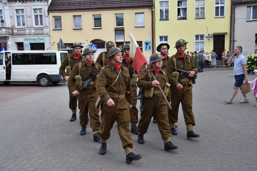 Łabiszyńskie Spotkania z Historią 2019: defilada grup rekonstrukcyjnych na rynku w Łabiszynie [zdjęcia, wideo]