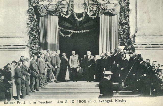 Cesarz Franciszek Józef był w Cieszynie czterokrotnie. Po raz ostatni gościł nad Olzą w 1906 roku. Powyższe zdjęcie ukazuje tamtą wizytę - cesarz wychodzi z kościoła Jezusowego w Cieszynie