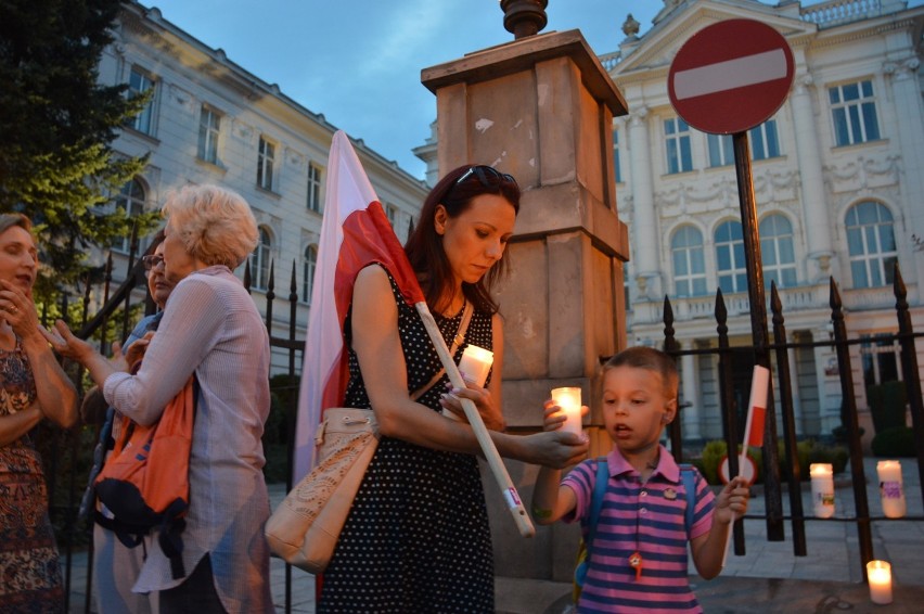 Protest przed sądem w Piotrkowie przeciw zmianom w...