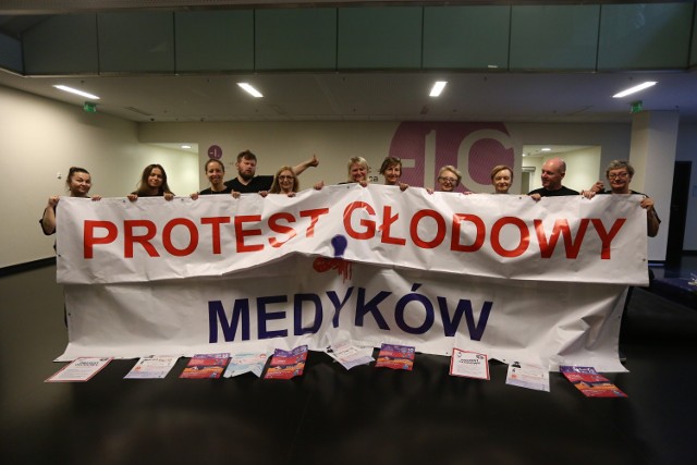 "Nie odpuścimy!". W warszawskim szpitalu trwa protest głodowy fizjoterapeutów i diagnostów laboratoryjnych