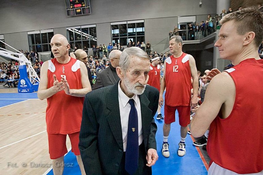 10 lat temu koszykarze z Wałbrzycha zagrali towarzysko z...