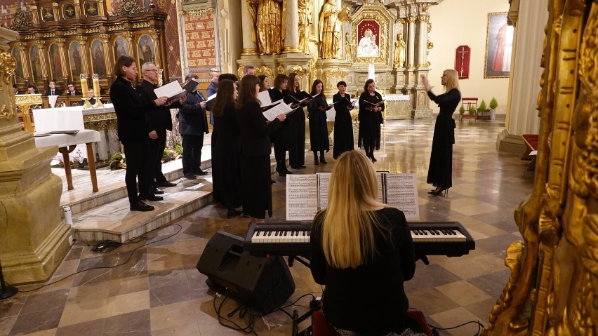 Koncert Solidarni z Ukrainą. Chór WP-A UAM wystąpił w...