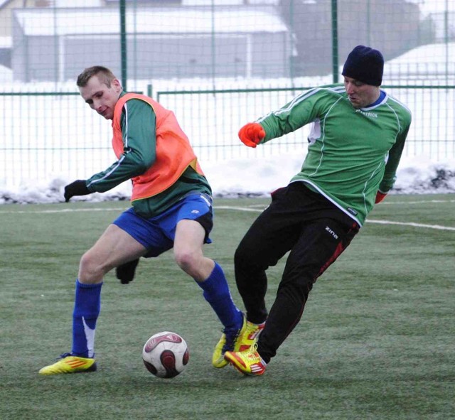 W meczu z Pogonią Smętowo (na pomarańczowo) 4 gole dla Orła Subkowy, który wygrał 13:2, strzelił Tomasz Skalski (po prawej).