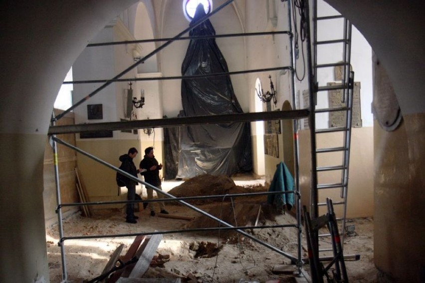 Archeolodzy i budowlańcy pracują w kościele powizytkowskim....