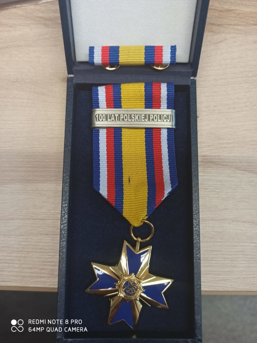 Medal dla odchodzącego na emeryturę policjanta