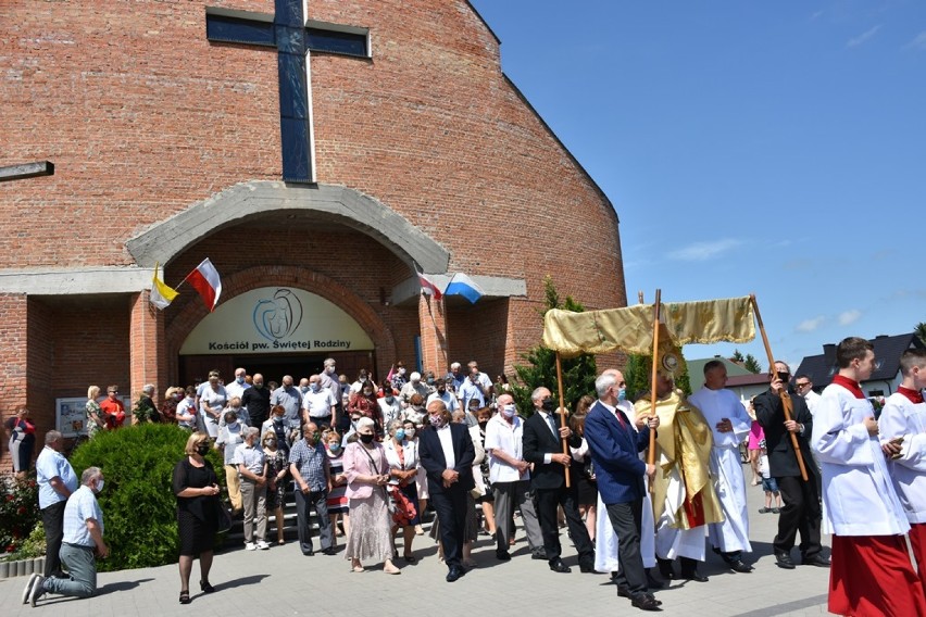 Chełm. Procesje odbyły się wokół kościołów. Zobaczcie jak wyglądała procesja  w kościele pw. Świętej Rodziny 