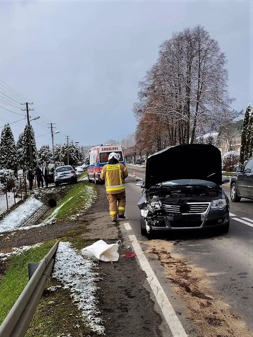 Zderzenie dwóch osobówek na krajowej 28 w Starej Birczy. Do szpitala trafiło 12-letnie dziecko