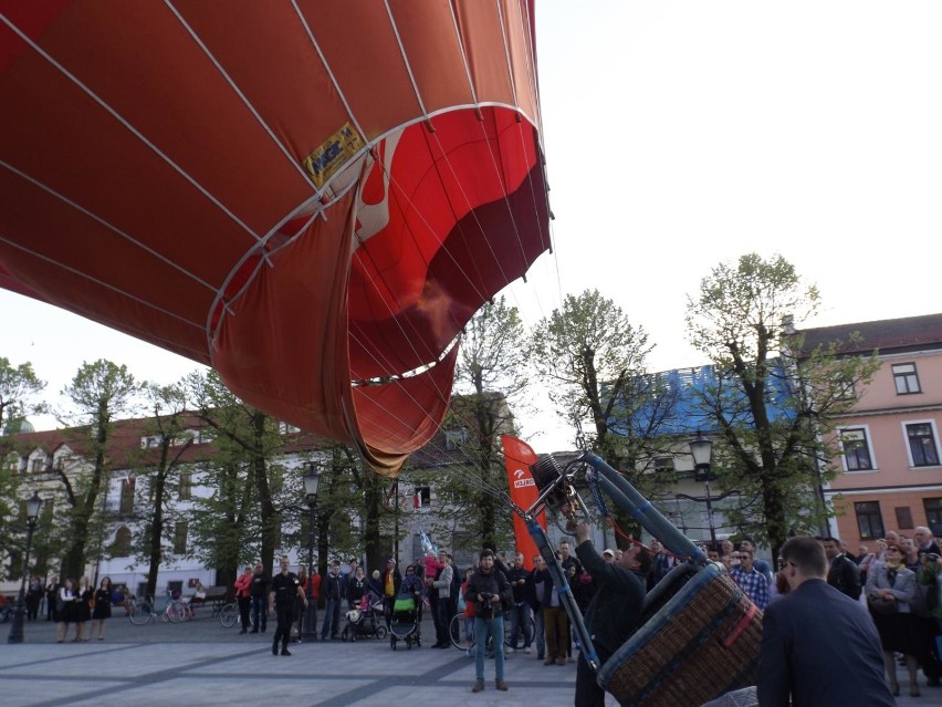 Dzień Flagi w Płocku. Był wspólny polonez, balon Orlenu i...
