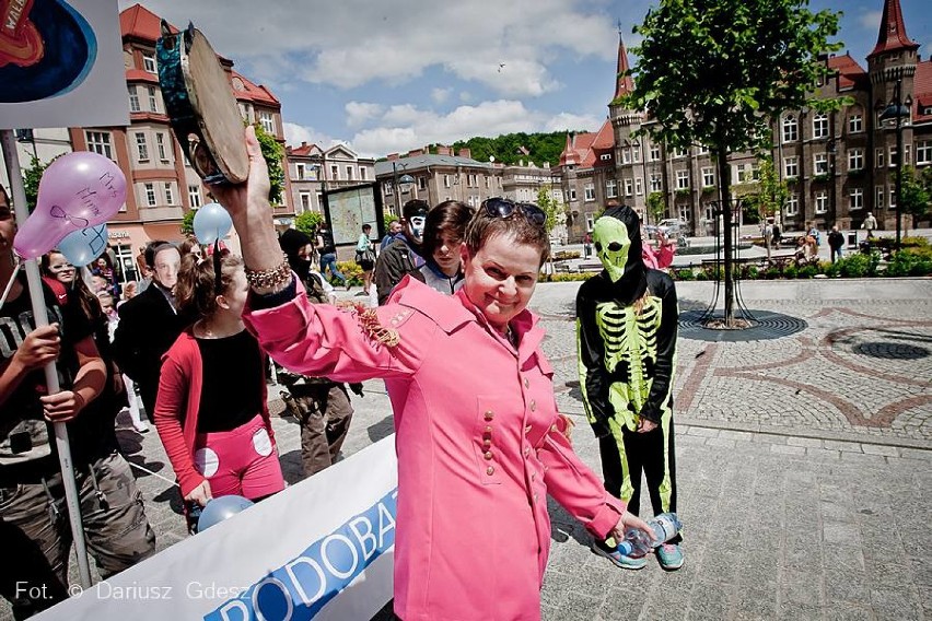 Parada Teatralna odbyła się w Wałbrzychu - barwny korowód przeszedł  ulicami centrum miasta