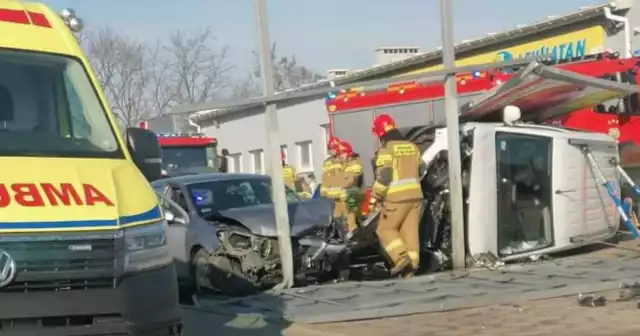 Wypadek w Lipnie na ulicy Okrzei. Kobieta uderzyła w zaparkowanego na parkingu busa