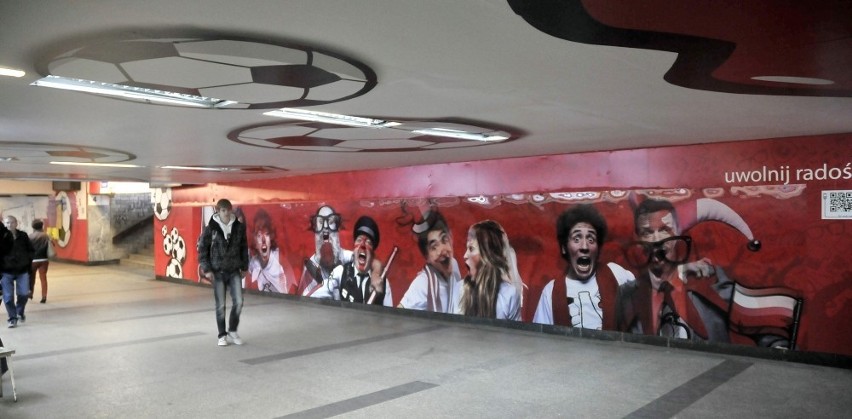 Gdańsk: Reklama związana z mistrzostwami Euro 2012 w tunelu przy dworcu PKP. Zobacz zdjęcia