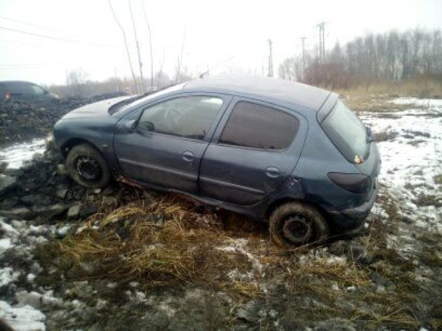 Peugeot wypadł z drogi na ulicy Moszczańskiej w Mszanie