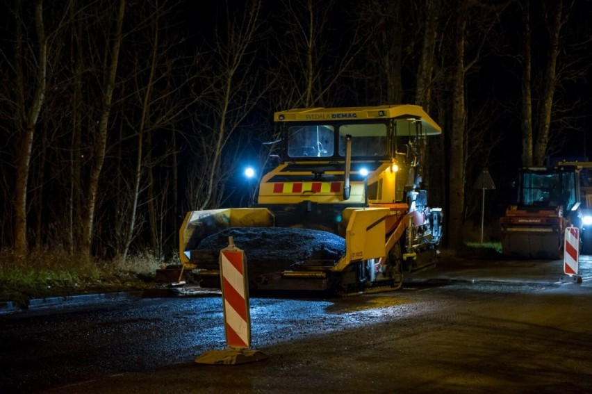 Remont al. Rzeczypospolitej w Legnicy. Prace wykonywane są nocą