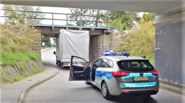 Pod wiaduktem kolejowym w Babicach, przy wjeździe do Oświęcimia od strony osiedla Błonie, utknął samochód dostawczy.