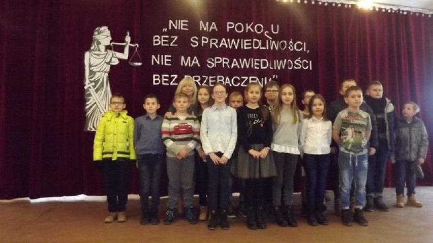 Sędzia Anna Maria Wesołowska w Goszczanowie. Spotkała się głównie z dziećmi i młodzieżą
