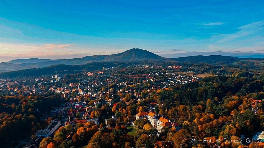 Jesień w Szczawnie Zdroju widziana z drona (ZDJĘCIA)