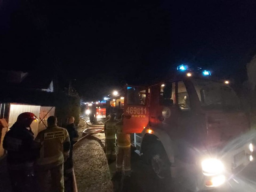 Strażacy ugasili pożar w Ryjewie, po czym użyczyli poszkodowanym własnego agregatu