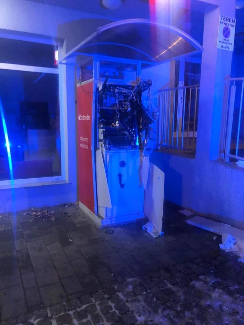 Świeradów Zdrój: Dwóch mężczyzn wysadziło i okradło bankomat (ZDJĘCIA)