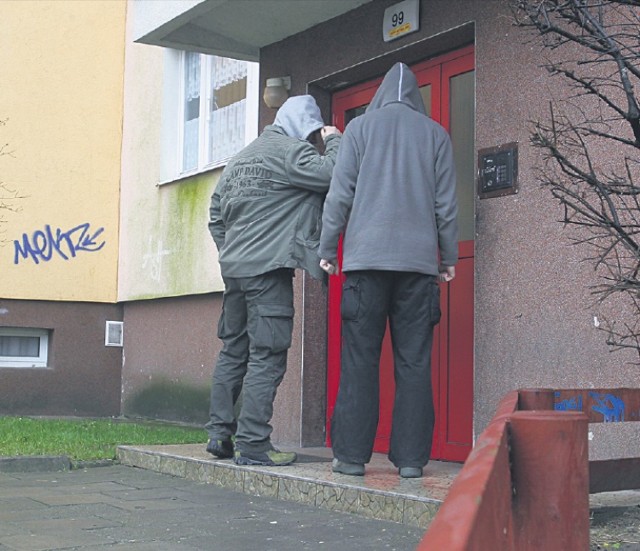 Na klatce schodowej jednego z bloków na osiedlu Zawadzkiego ...