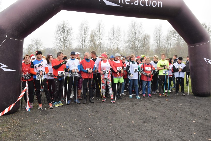 Bieg Niepodległości w Pile: Ponad stu miłośników nordic walking pokonało trasę 3 km. Zobaczcie zdjęcia