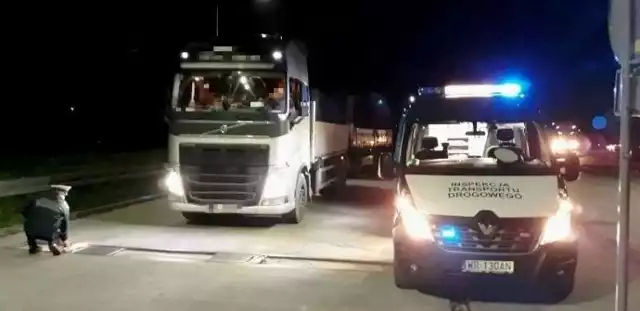 Inspektorzy transportu drogowego skierowali ciężarówkę na wagę. Kiedy okazało się, że jest za ciężka o 22 tony nie mogą pojechać dalej. Kierowcy wozu i właścicielowi firmy przewozowej grożą surowe kary.