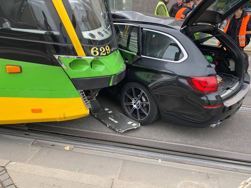 - Jedna osoba w samochodzie i cztery osoby w tramwaju są...