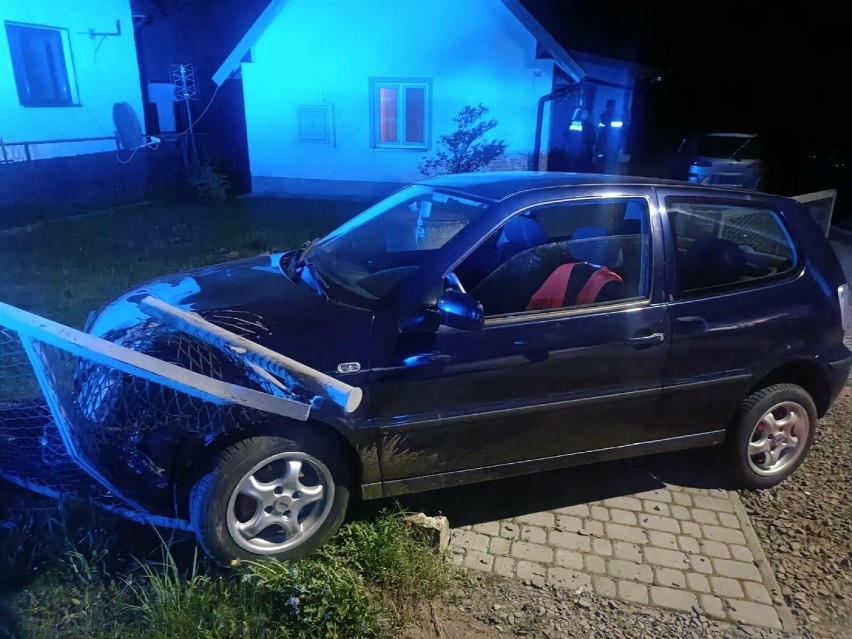 Pijany uderzył w ogrodzenie w Zawadce Osieckiej. Kierowca miał ponad 3 promile
