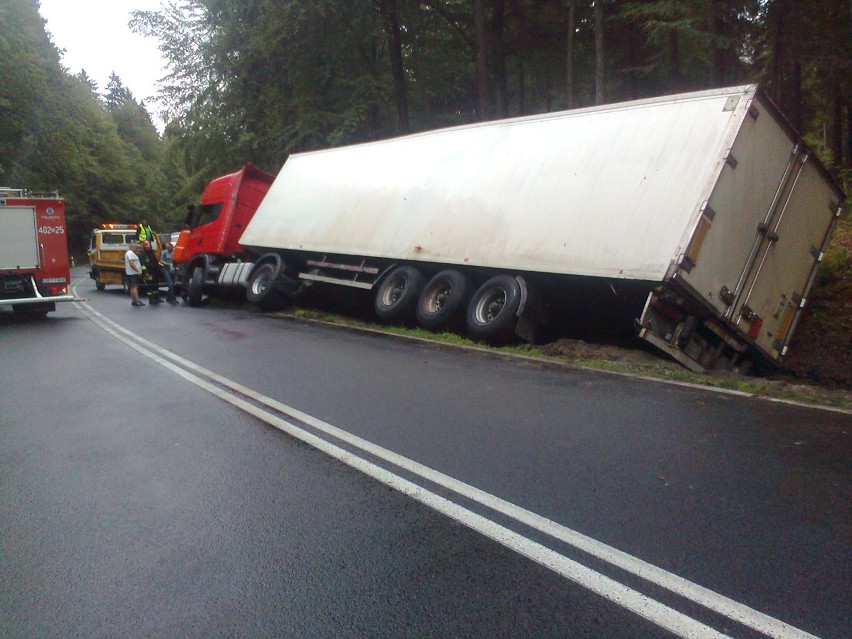 Ciężarówka wjechała do rowu na drodze nr 20