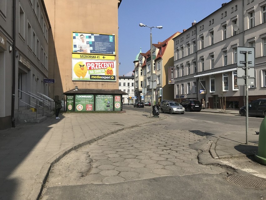 Koszmarek z ulicy Mickiewicza do poprawki. Będzie nowy chodnik, parking i oświetlenie