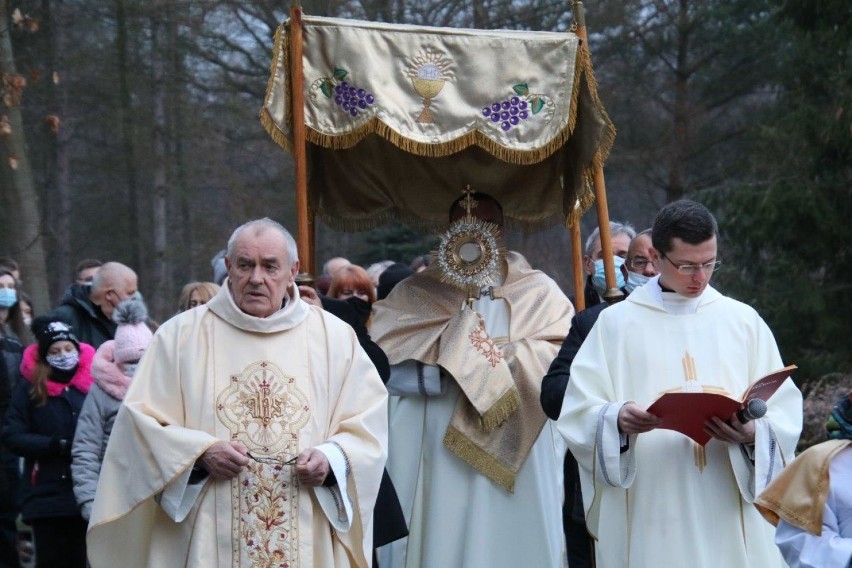 W kościołach rozbrzmiało radosne "Alleluja" [ZDJĘCIA]