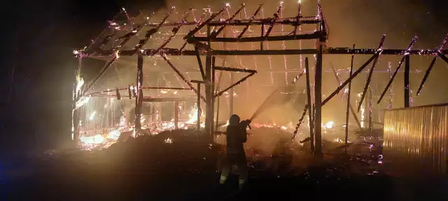 W Mędrzechowie doszło już do pięciu ogromnych pożarów. Ostatniej nocy spłonęła stodoła. Z ogniem walczyło 40 strażaków.