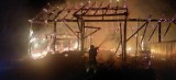 Strach przed podpalaczem w Mędrzechowie. W nocy doszczętnie spłonęła kolejna stodoła. To już piąty spalony budynek we wsi