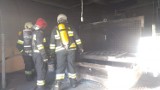 Groźny pożar na terenie stolarni w Zbąszyniu [ZDJĘCIA]