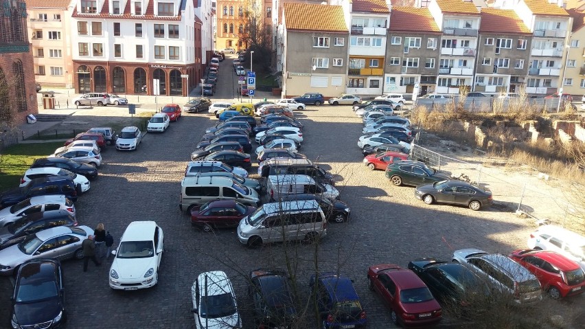 Osiedlowcy biorą się za parkowanie na Podzamczu. Chcą jak najszybszych zmian