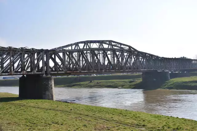 Most kolejowy w centrum Przemyśla. Widok obecny.