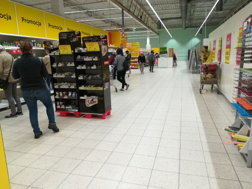 Ostatnie dni supermarketu Tesco przy ul. Majkowskiej w Kaliszu. ZDJĘCIA