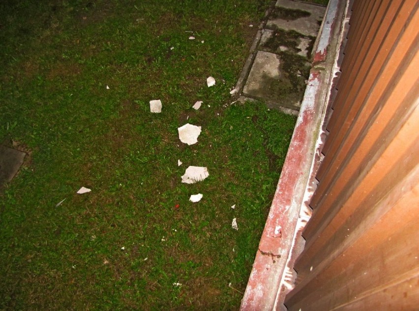 Fragmenty elewacji odpadające z bloku przy ul. Medalionów 18.