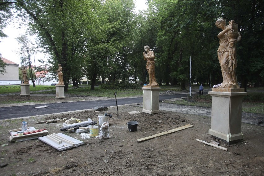 Remont parku przy ul. Dąbrowskiego w Rzeszowie. Nowe rzeźby, nasadzenia i inne zmiany [ZDJĘCIA]