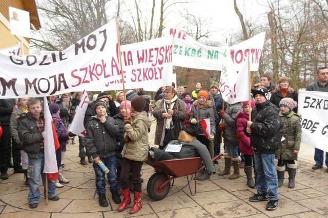 rodzice i uczniowie szkół w styczniu protestowali przeciwko likwidacji szkół. Na kilka godzin przed sesją, na której miano podjąć intencyjne uchwały w sprawie likwidacji szkół, urządzili przed gminą pikietę. Radni, pomimo nacisków rodziców, przegłosowali uchwały w sprawie likwidacji szkół.