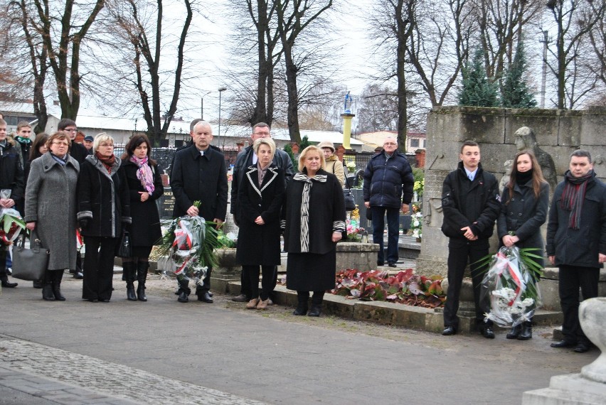 Grodziszczanie złożyli kwiaty na cmentarzu i pod Pomnikiem Wdzięczności