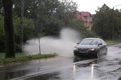 Powiat kartuski - godzinna ulewa zalała drogi, w Kartuzach zamknięto drogę wojewódzką na Wejherowo