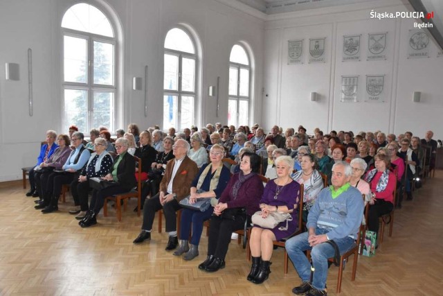 W budynku Starostwa Powiatowego w Będzinie mundurowi zorganizowali debatę społeczną pod nazwą „Seniorze! Zachowaj czujność!”

Zobacz kolejne zdjęcia/plansze. Przesuwaj zdjęcia w prawo naciśnij strzałkę lub przycisk NASTĘPNE