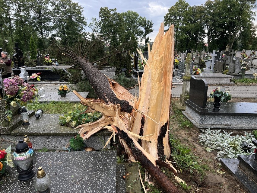 Zniszczone groby na cmentarzu w Kalnikowie