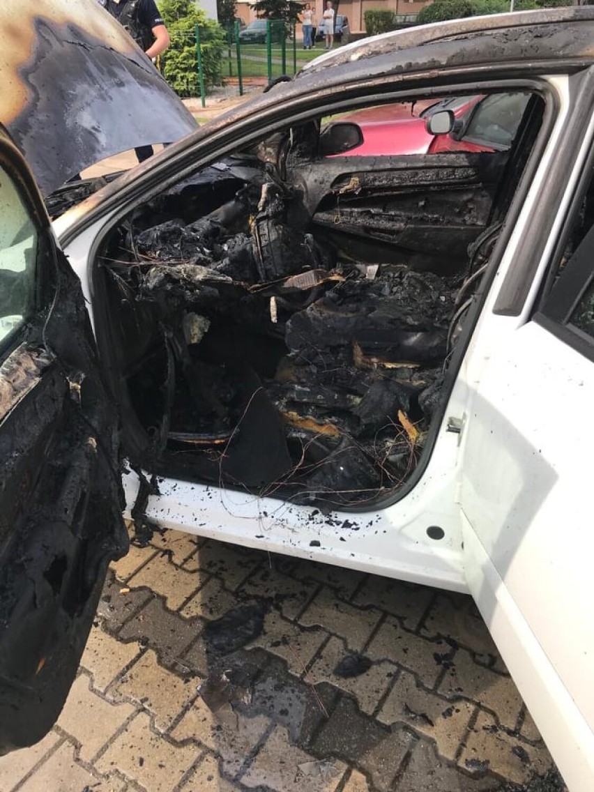 Samochód stanął w płomieniach! Właściciel próbował sam ugasić pożar [ZDJĘCIA]