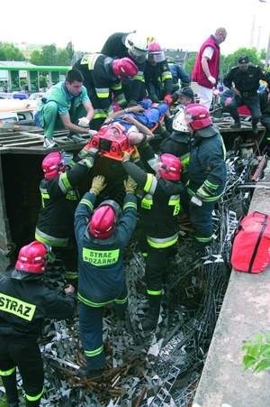 Strażacy znoszą rannego kierowcę. /zdjęcia:  jacek rojkowski